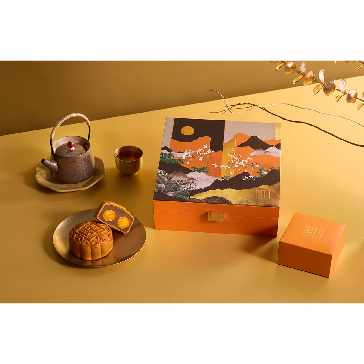 Mooncake gift box set with lotus seed paste mooncake on plate