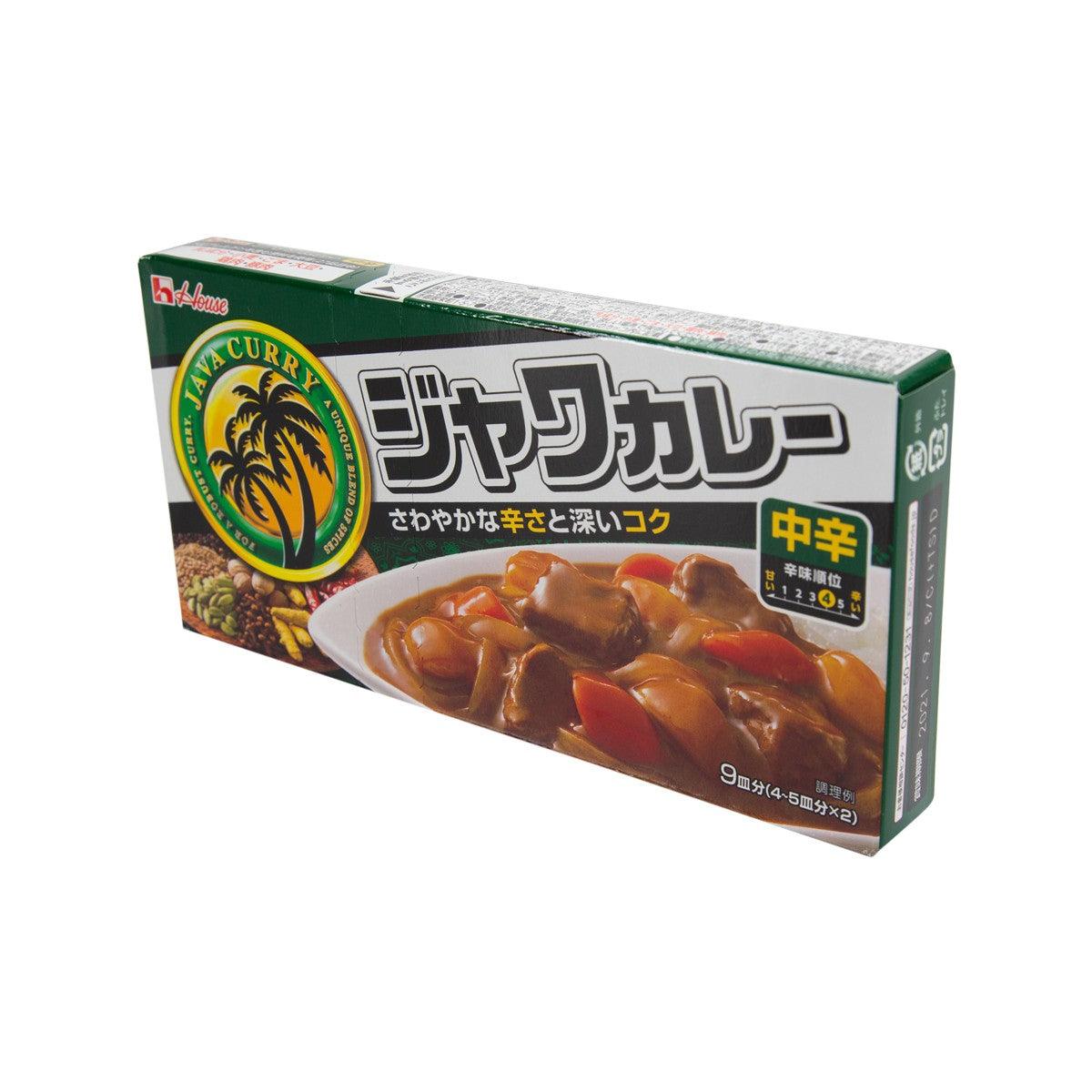 Angled medium hot curry roux package with curry dish and peppers