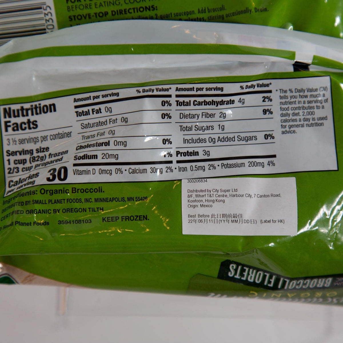 Frozen organic broccoli florets nutrition facts panel on the package