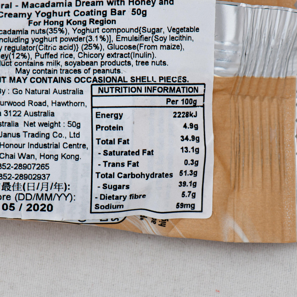 GO NATURAL Macadamia Dream bar nutrition table on beige wrapper, 50g