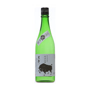 Green sake bottle with black cap and illustrated label, 720 mL