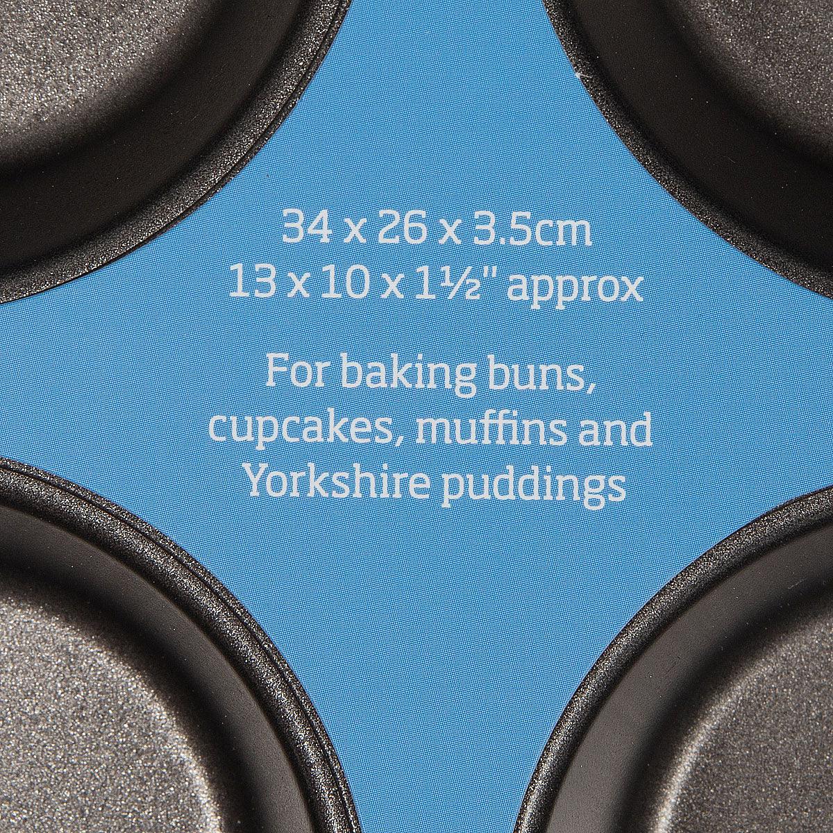 Close-up label on pan shows 34 x 26 x 3.5 cm and baking uses
