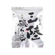 Instant ramen soup seasoning packet pouch, white with bold black Japanese text