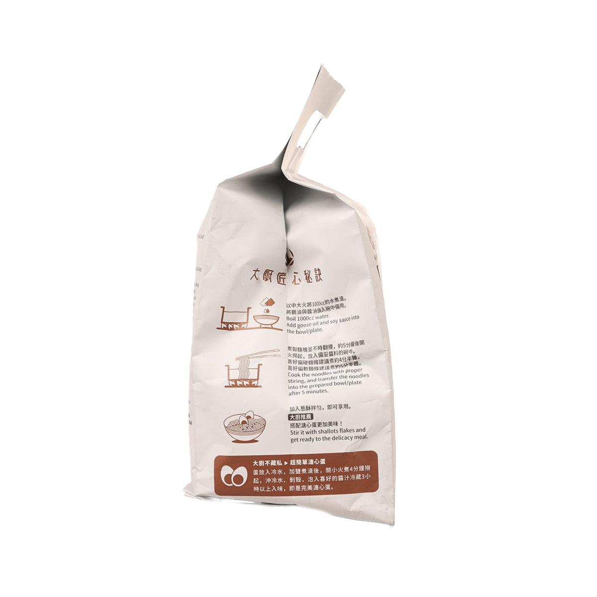 Goose oil crispy shallot noodle pouch, white back panel with serving and allergy icons