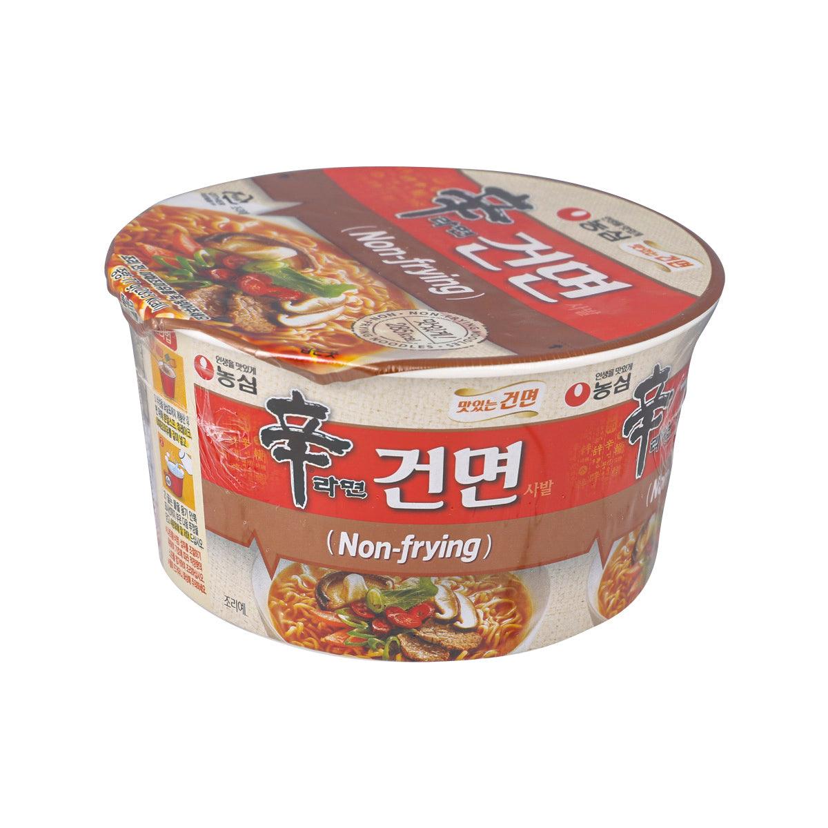 Non-frying instant noodle cup with red side label and soup bowl artwork, 77 g