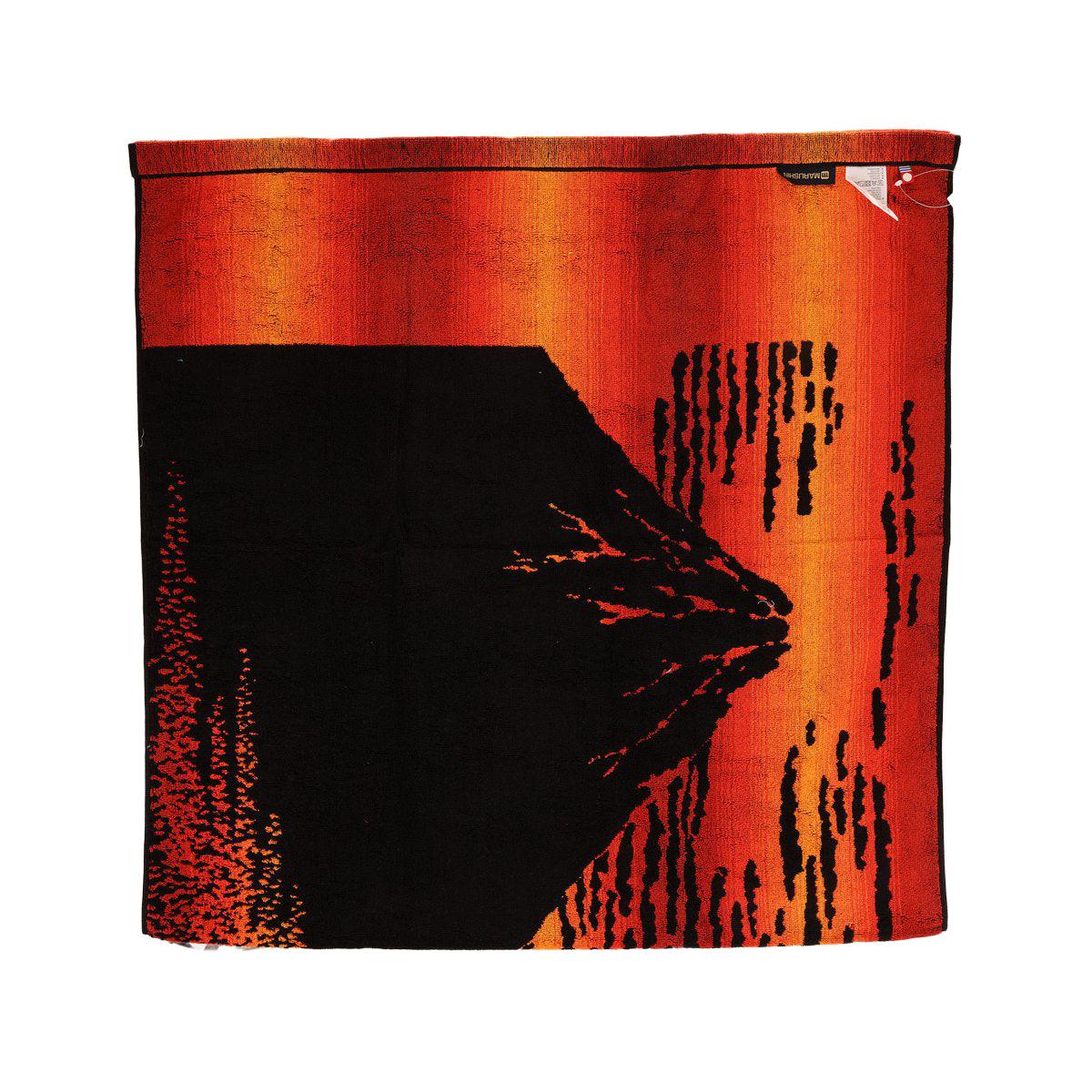 Bath towel corner view with red and black abstract print, 70x140 cm