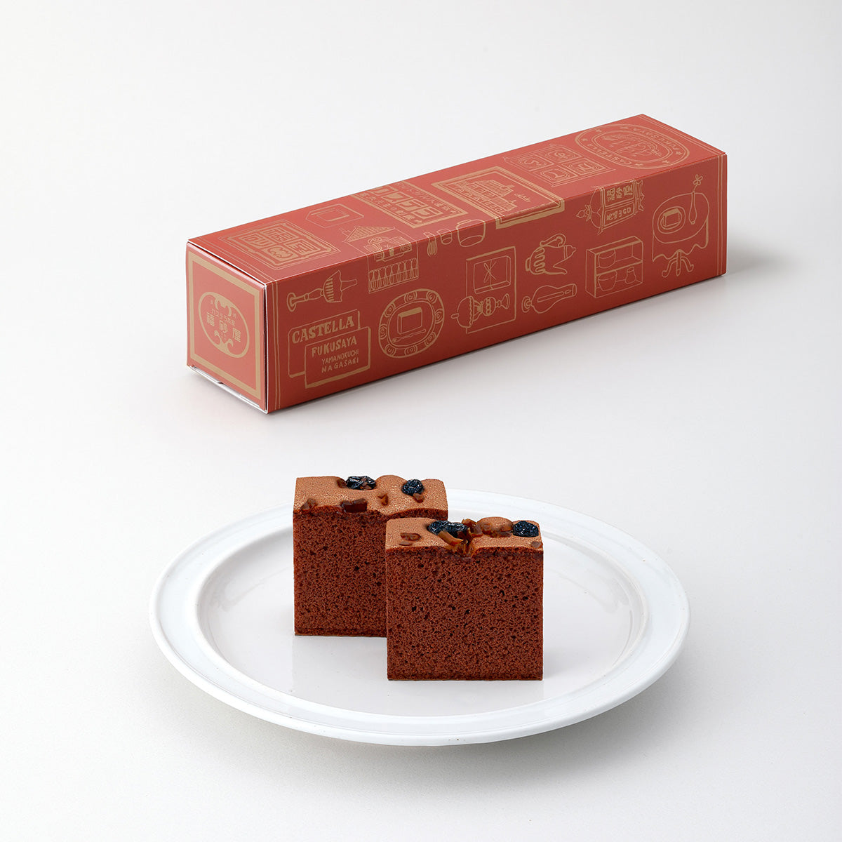 FUKUSAYA Hollander cake set (10): dark brown cubed cakes with berries on plate