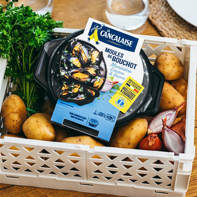 Cooked mussels meal package in black tray, set in serving box with ingredients