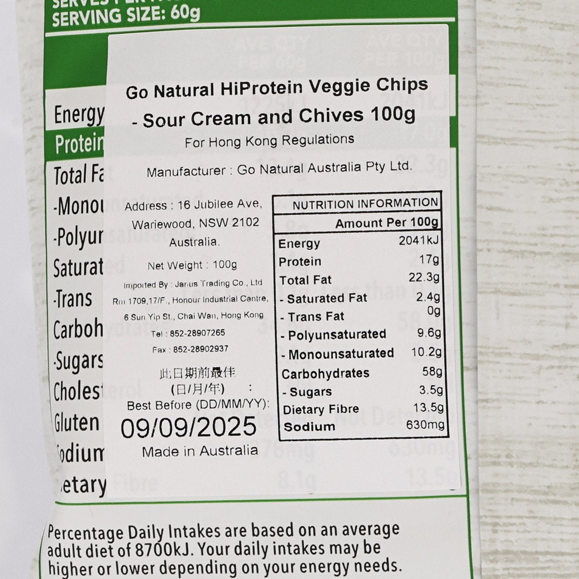 Nutrition information close-up for HiProtein veggie chips, sour cream & chives 100g