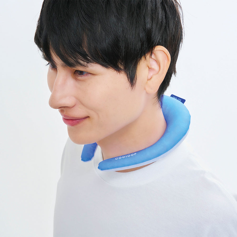 Close-up of light blue cooling neck ring around the neck